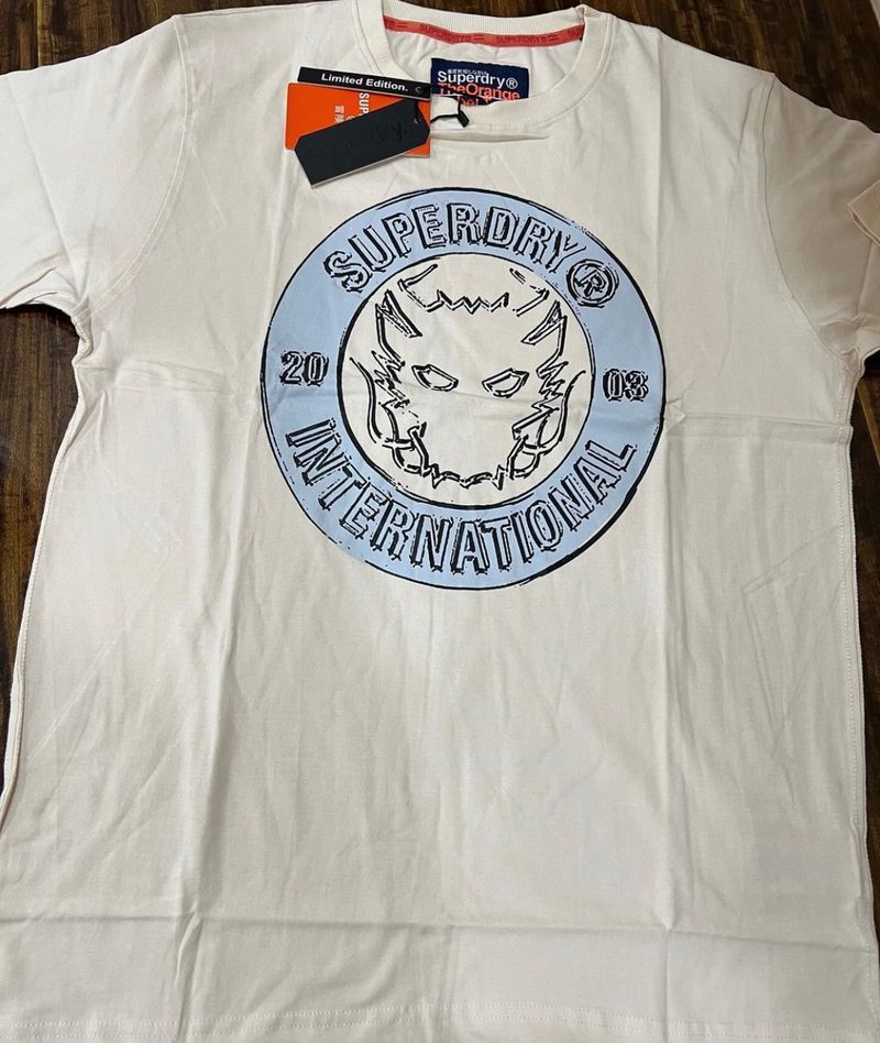 SUPERDRY ORIGINAL T SHIRT SIZE (L)FULLY NEW NOT WORE AT ALL NEW WITH TAG SUPERDRY ORIGINAL T SHIRT ANY DOUBT THEN COMMENT I WILL GIVEANSWER (100%)