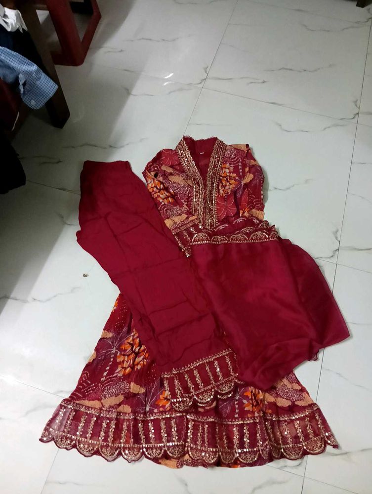 Red &amp; Gold Embellished Salwar Kameez