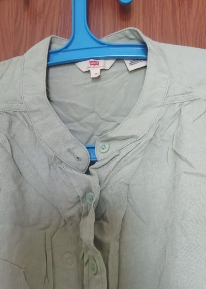 Levi&#39;s Button Down Shirt - Size M
