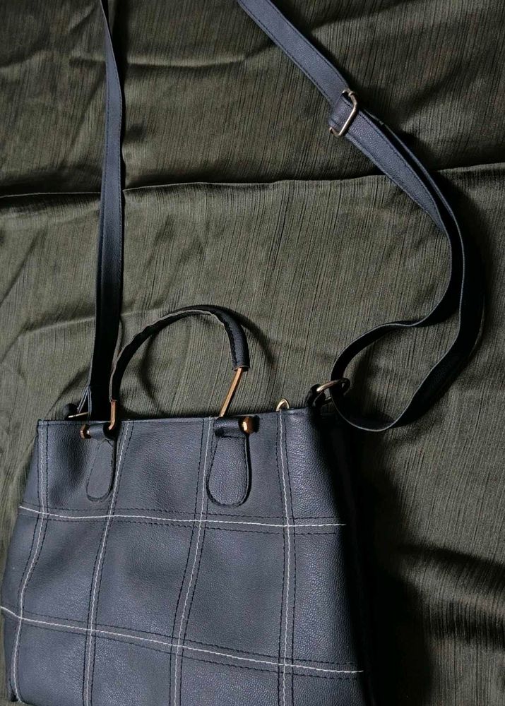 Luxurious Black Sling Bag!