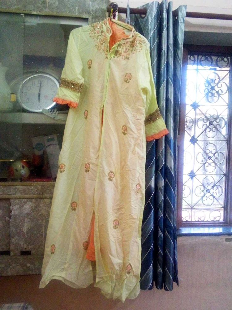Elegant Embroidered Kurta With Shrug