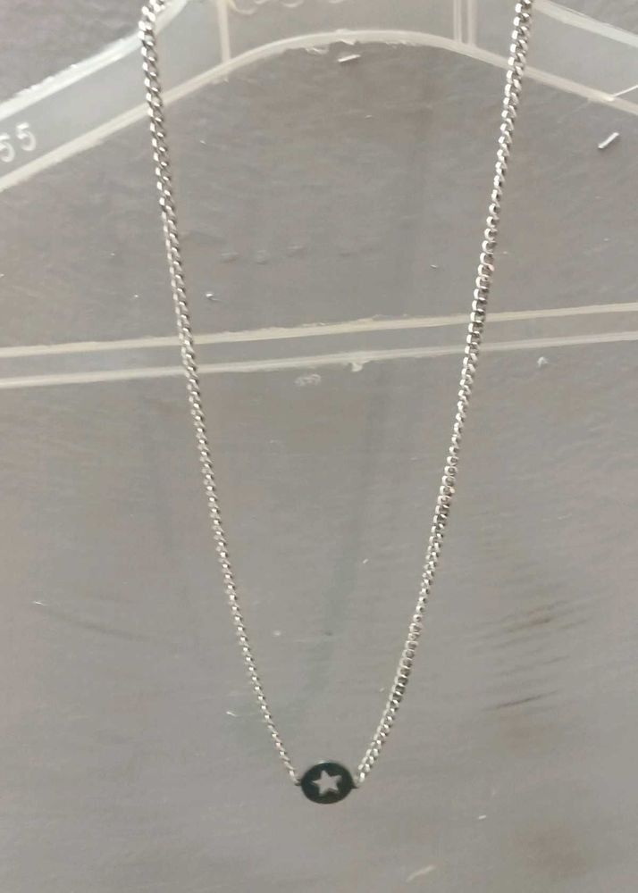 Short star necklace