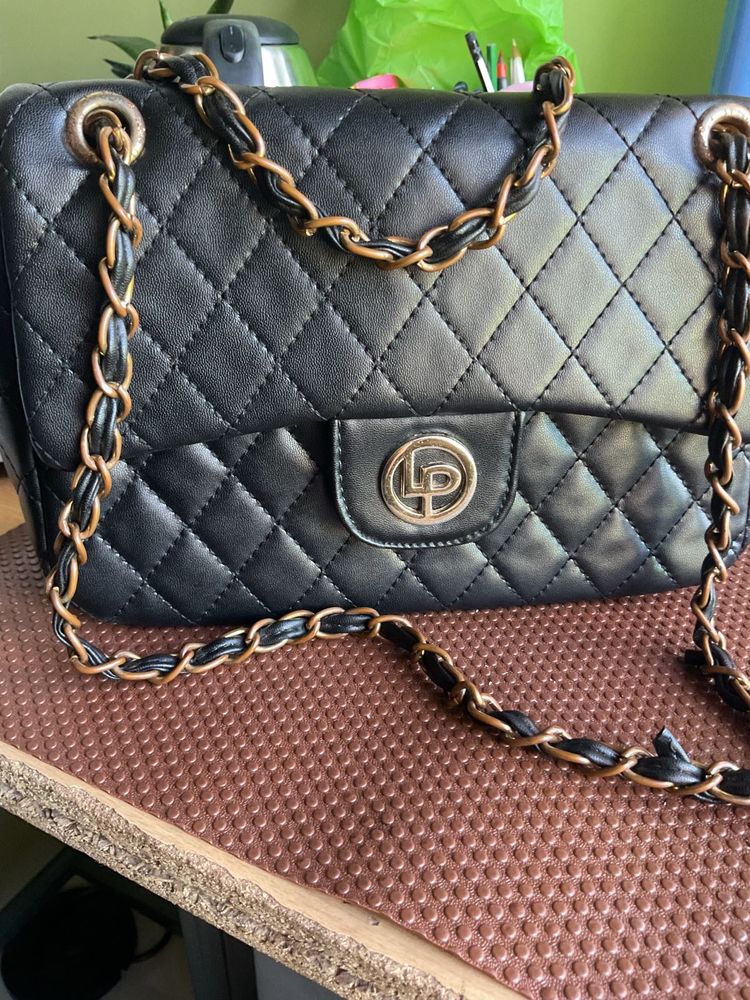 Black Quilted Handbag l