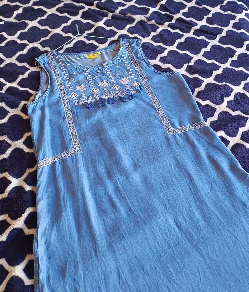 Blue Embroidered Sleeveless Kurti🪩