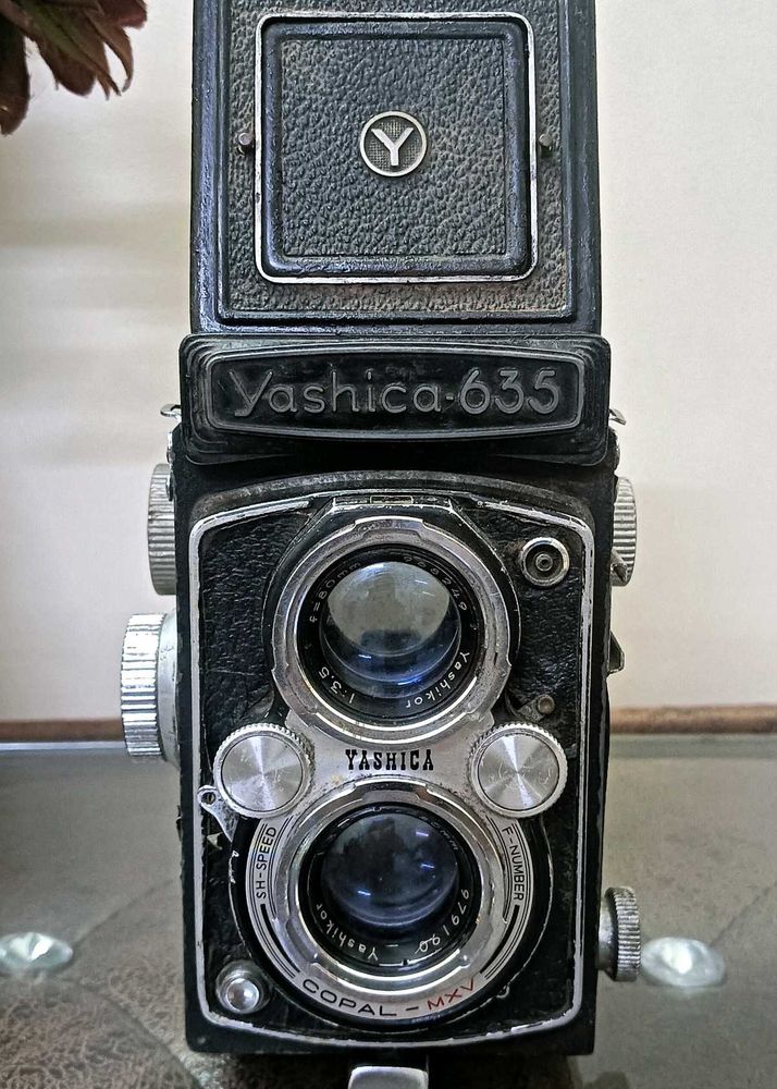 Vintage YASHICA 635 TLR Camera.