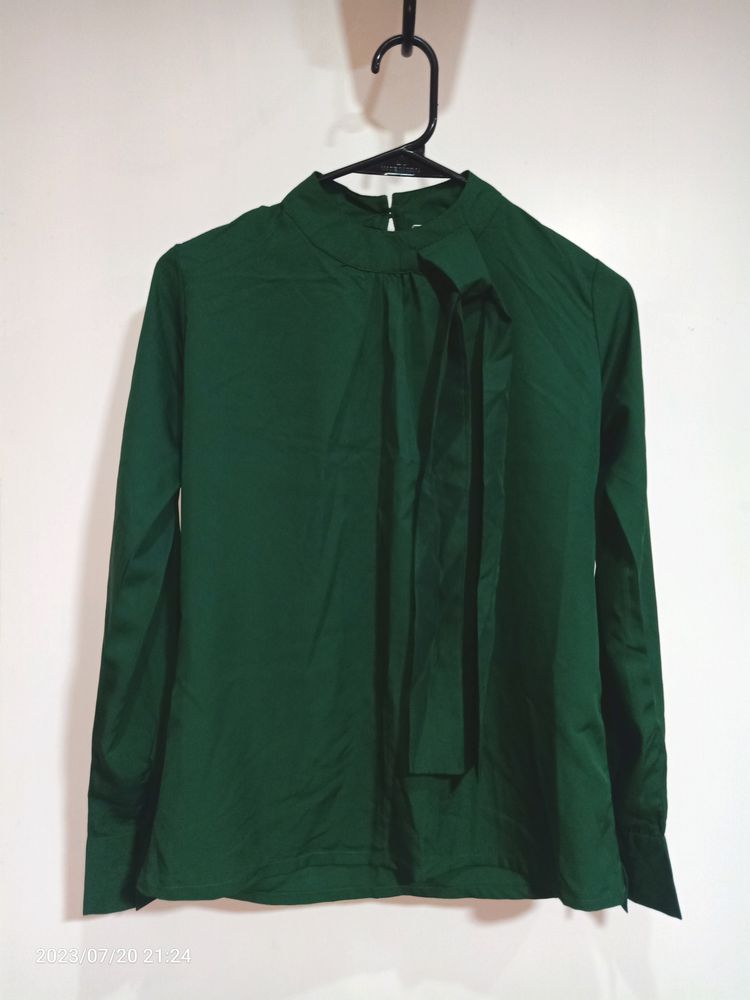 Long Sleeves Solid Top. Small Size X&#39;s. Dark Green.