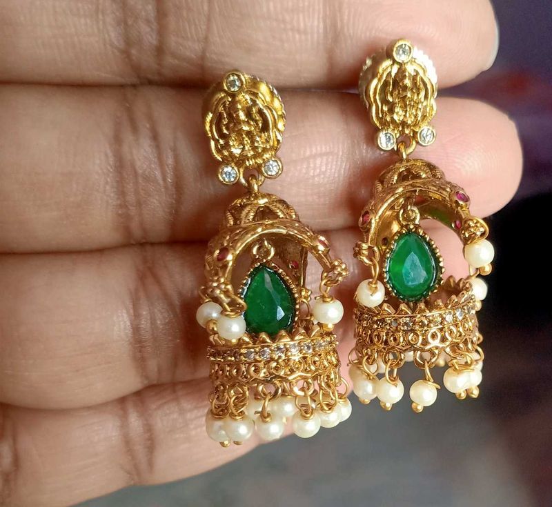 Emerald Jhumka Earrings
