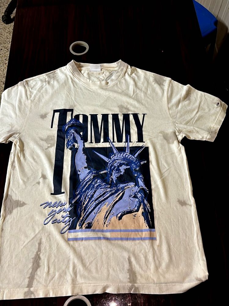 Tommy Hilfiger Graphic Tee … it’s brand new