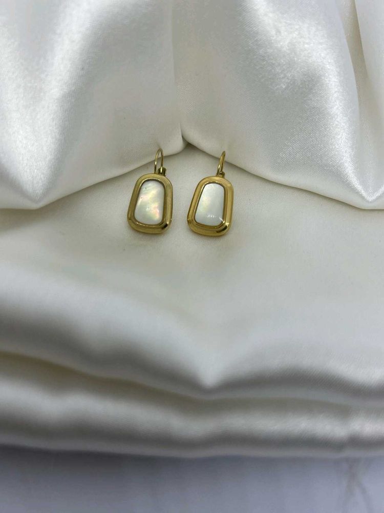 Elegant Gold Tone Drop Earrings