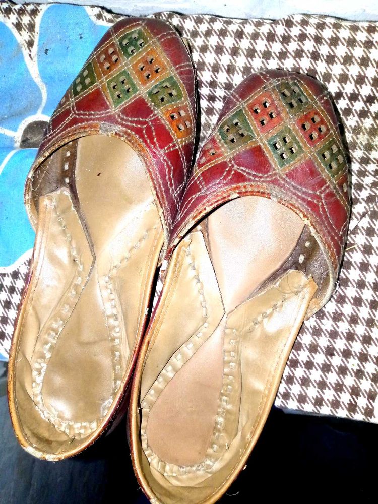 Vintage Leather Juttis