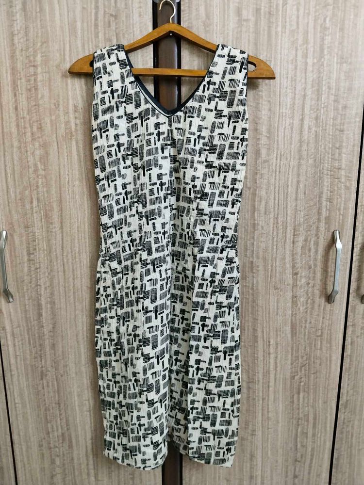 Monochrome Printed Sleeveless Dress 🖤 🤍