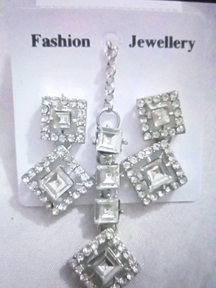 Fashion Jewelry Set: Earrings &amp; Tikka