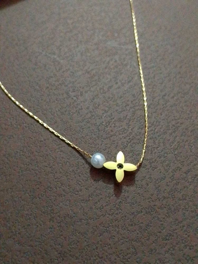 Elegant Gold Flower Necklace