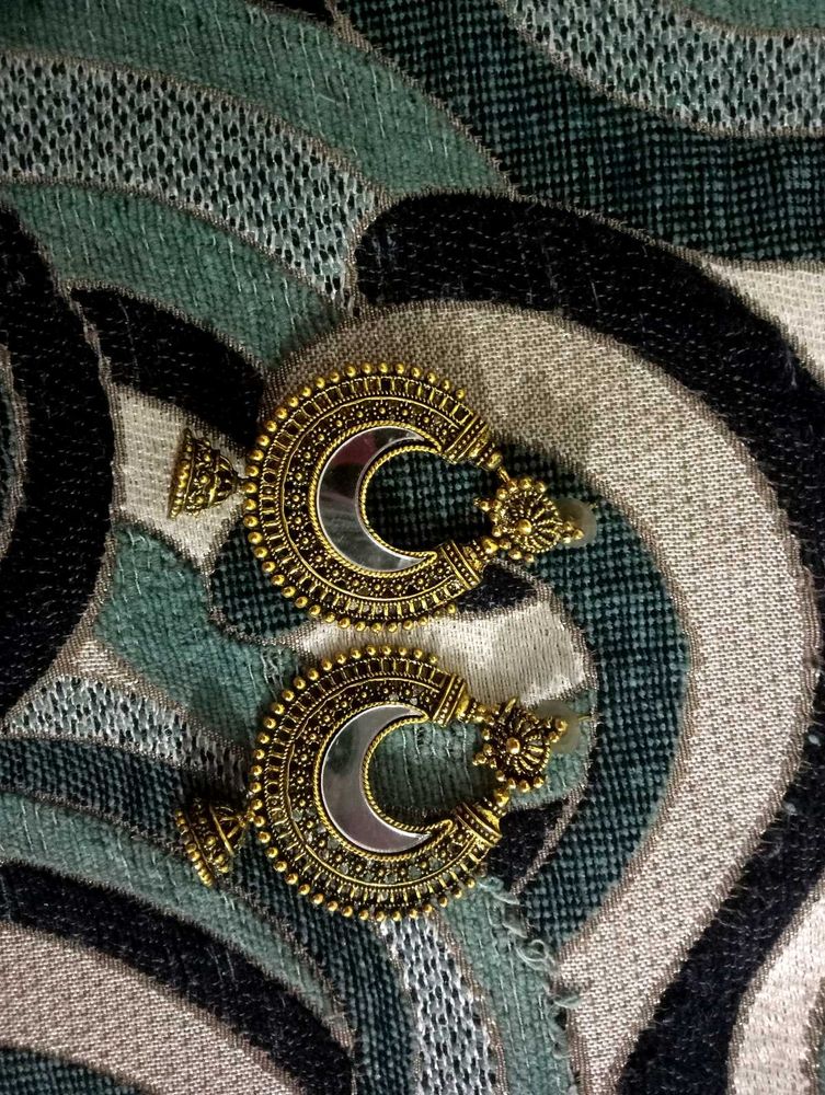 The Crescent Moon Shaped Earings