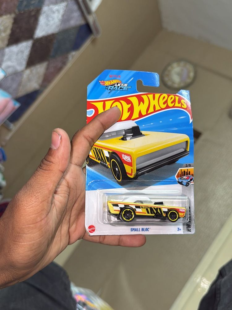 HOT WHEELS RETRO ACTIVE RED IMPORTED