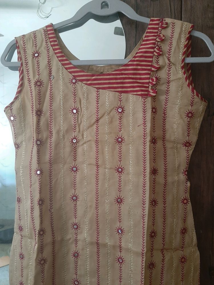 NEW DESINER SLEEVELESS  KURTA AND CHUDIDAR SET❤🤎