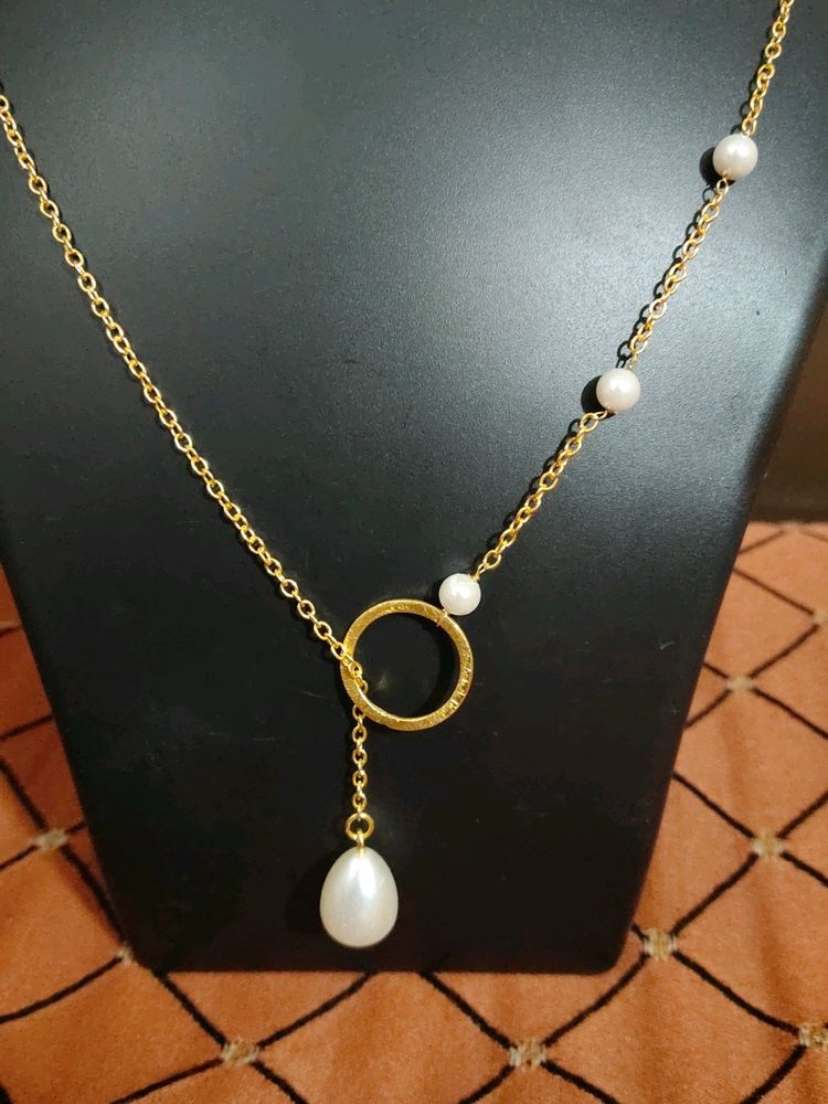 Dangling Pearl Necklace