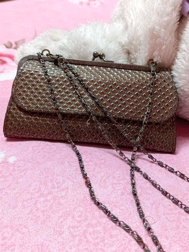 Elegant Clutch With Chain Strap