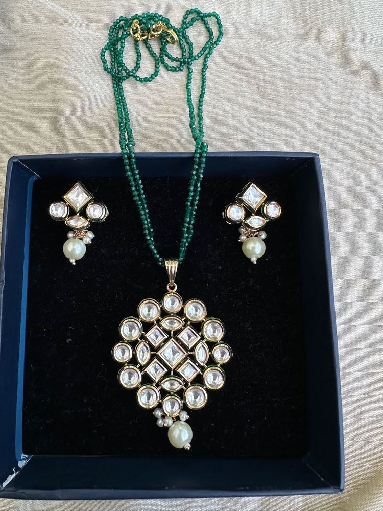 Classy Kundan Jewellery Set