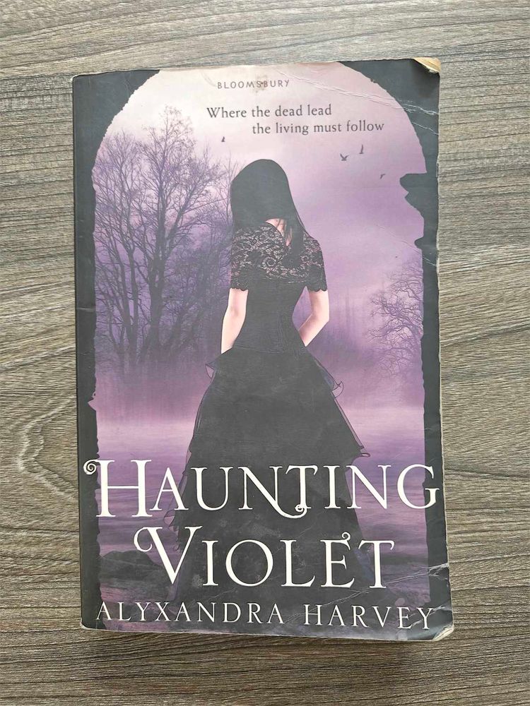 Haunting Violet by Alyxandra Harvey