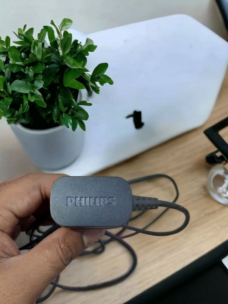 Philips Trimmer Charger QT4011