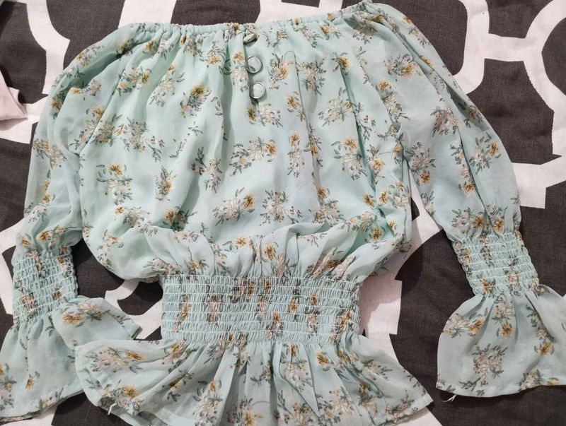 RUFFLE SLEEVED TOP