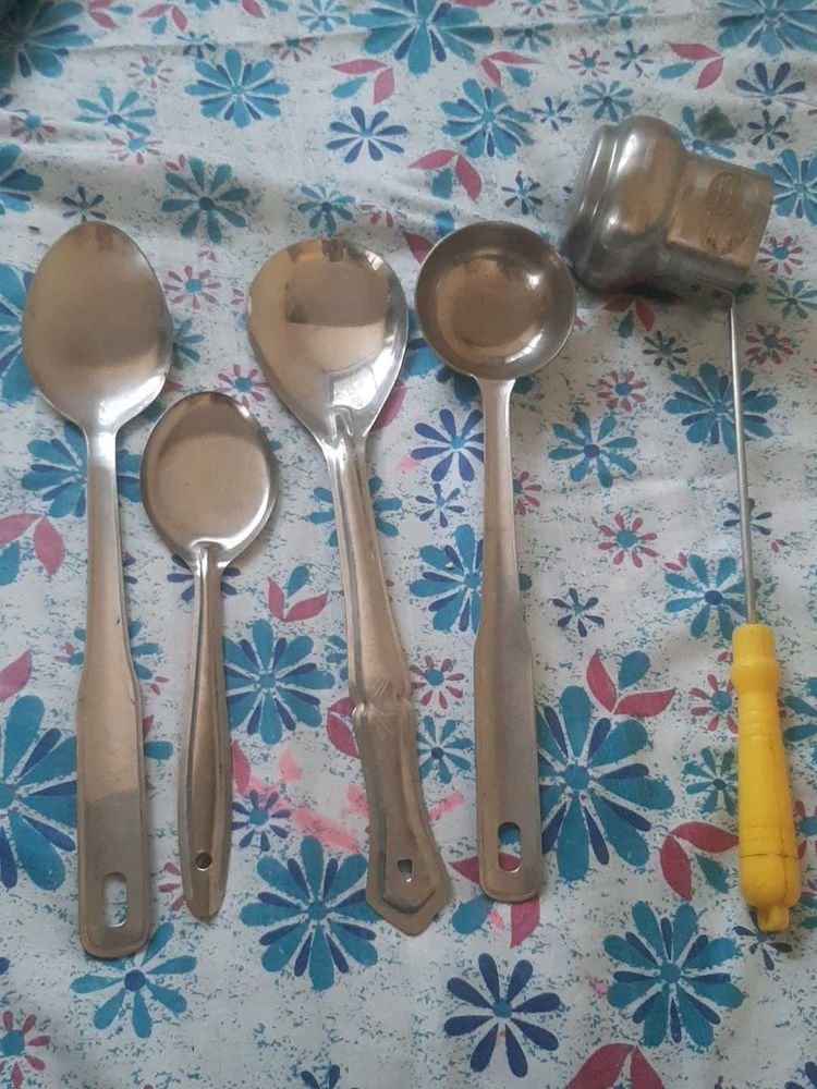 4 unused spoons