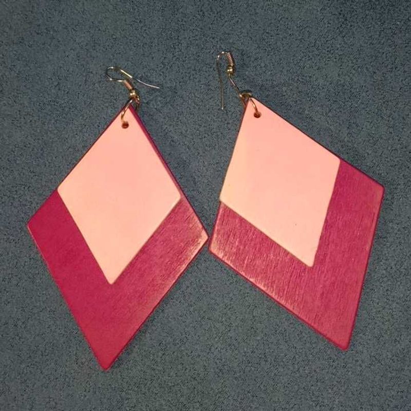 Women&#39;s Movable Wooden Earing