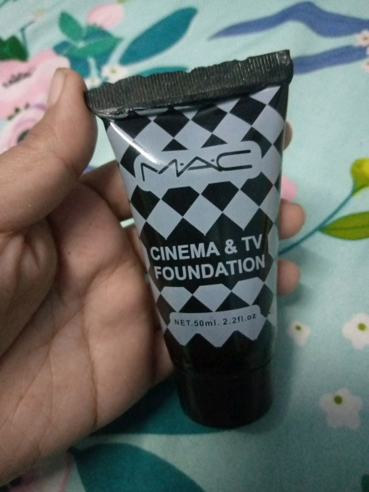 MAC Cinema &amp; TV Foundation Creamy Base