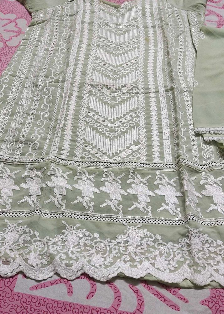 Pakistani style Elegant Embroidered Kurta Set