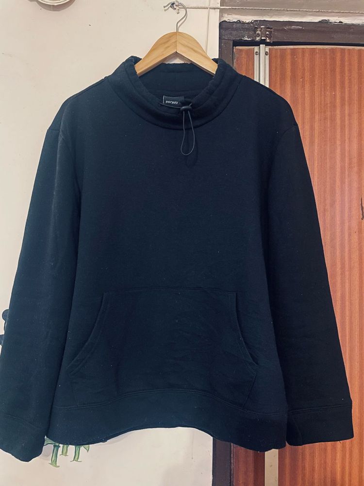 Black Pullover Sweatshirt