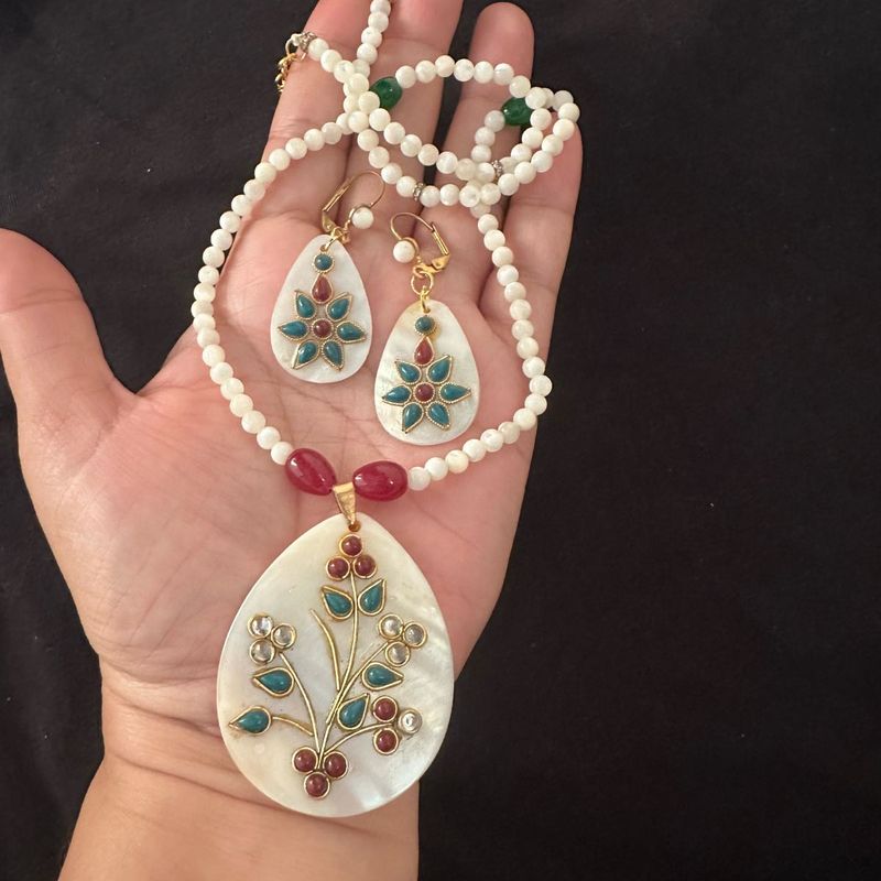 Mother of pearl pendant Necklace set
