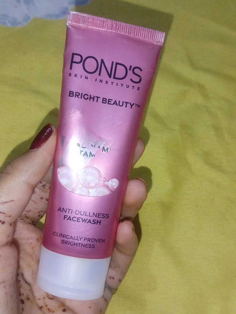 Pond&#39;s Bright Beauty Facewash