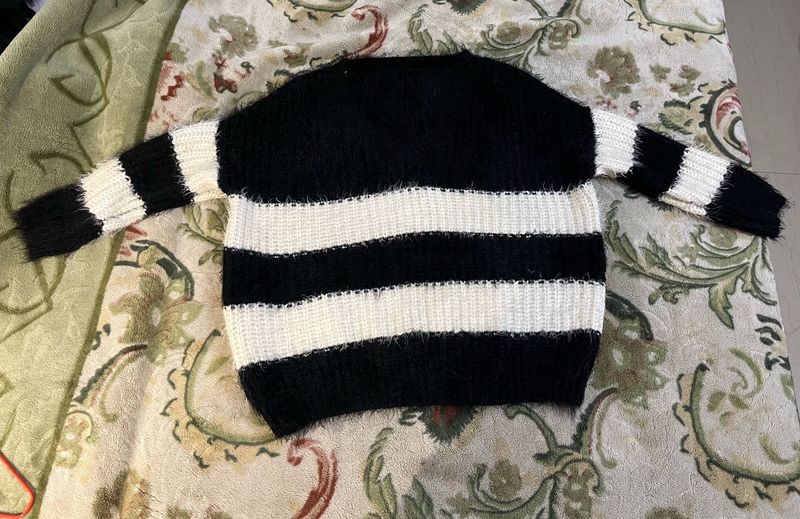 🖤🤍Ultra-Soft Fuzzy Sweater 🖤🤍