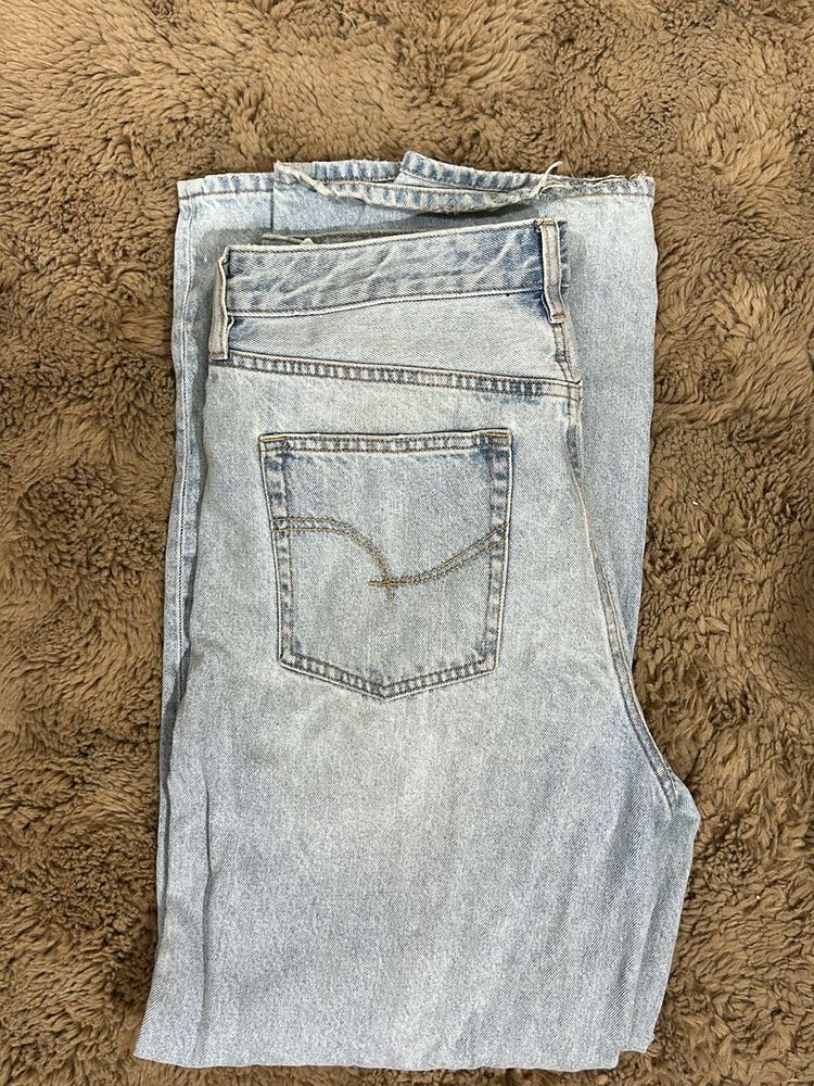 Light Wash Jeans - Modern Style