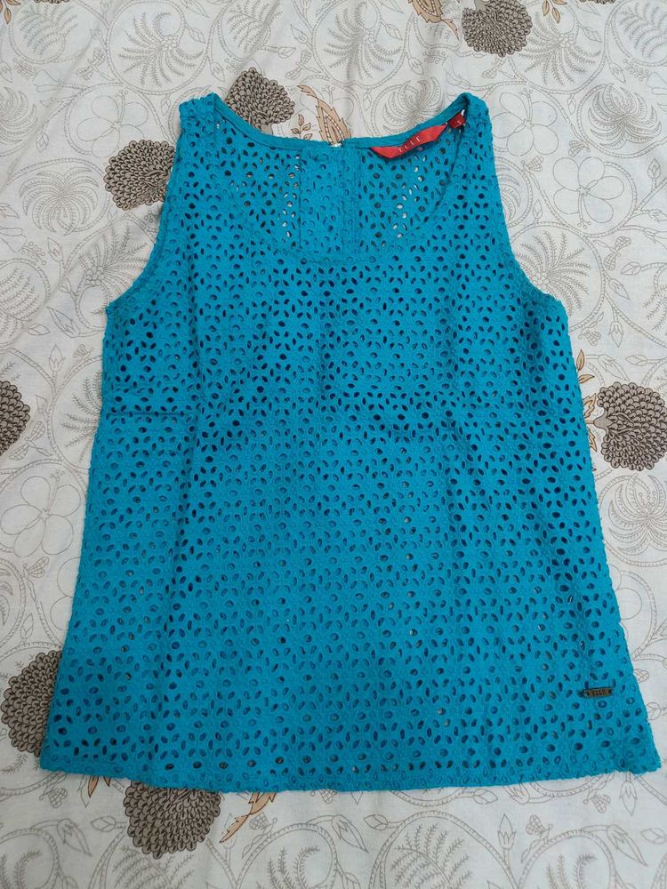 Elle cutout beautiful blue top