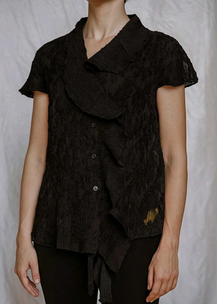 Y2K Textured Ruffle Shirt 🖤