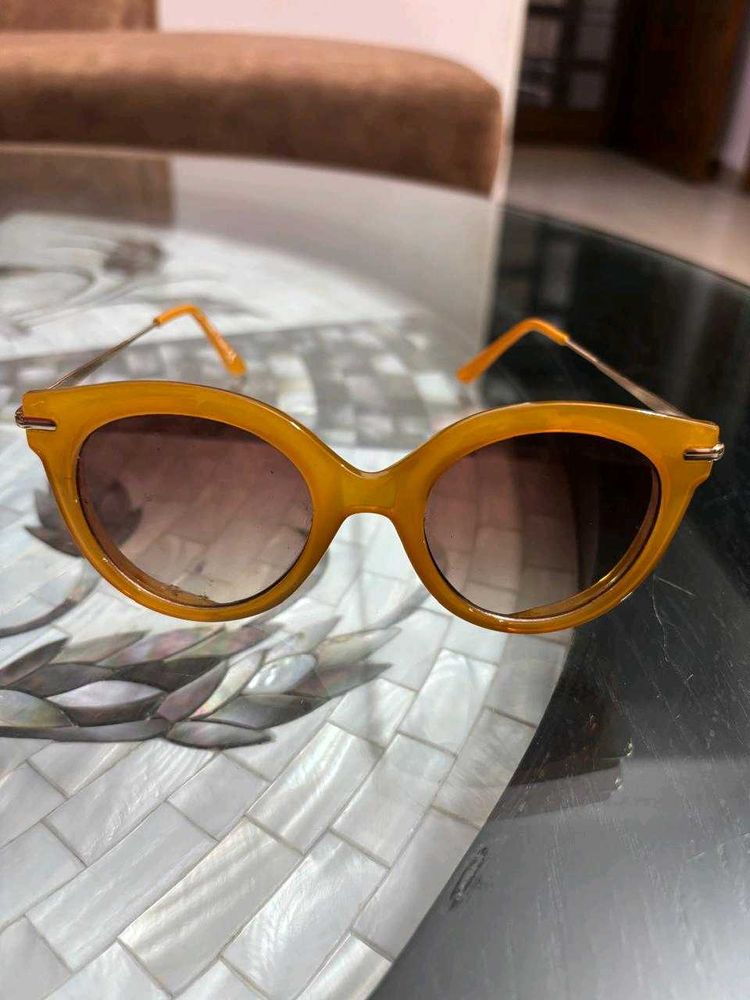 BEIGE COLOURED BLACK CAT EYES SUNGLASSES
