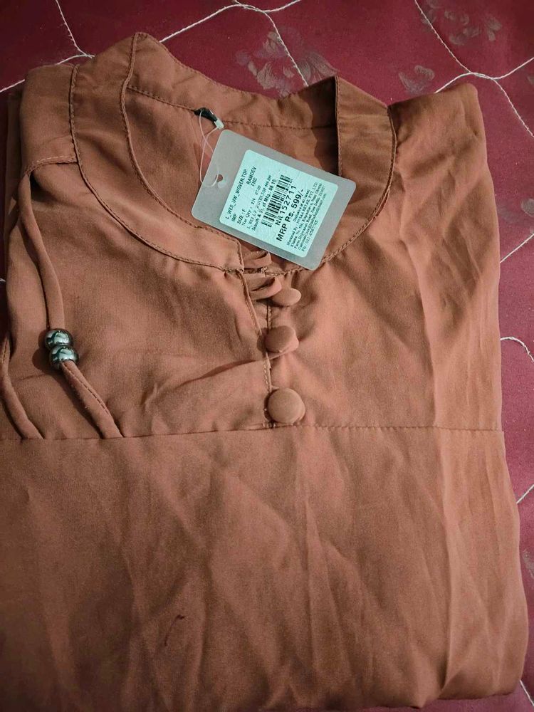 New top with tag