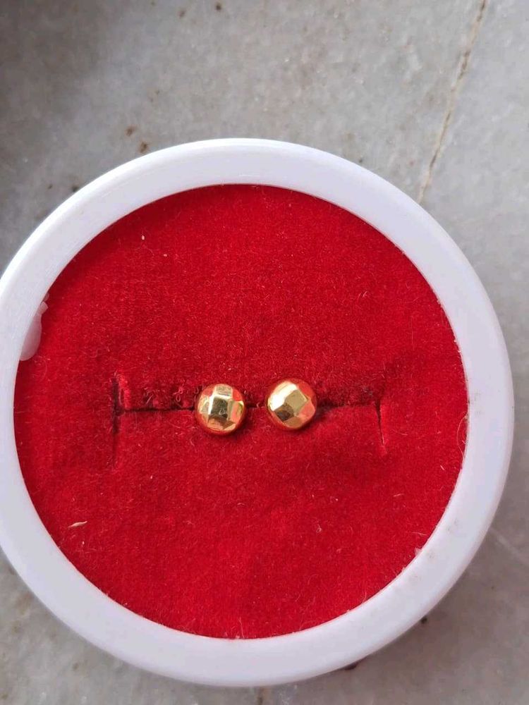 Beautiful New Dimond Cut Studs