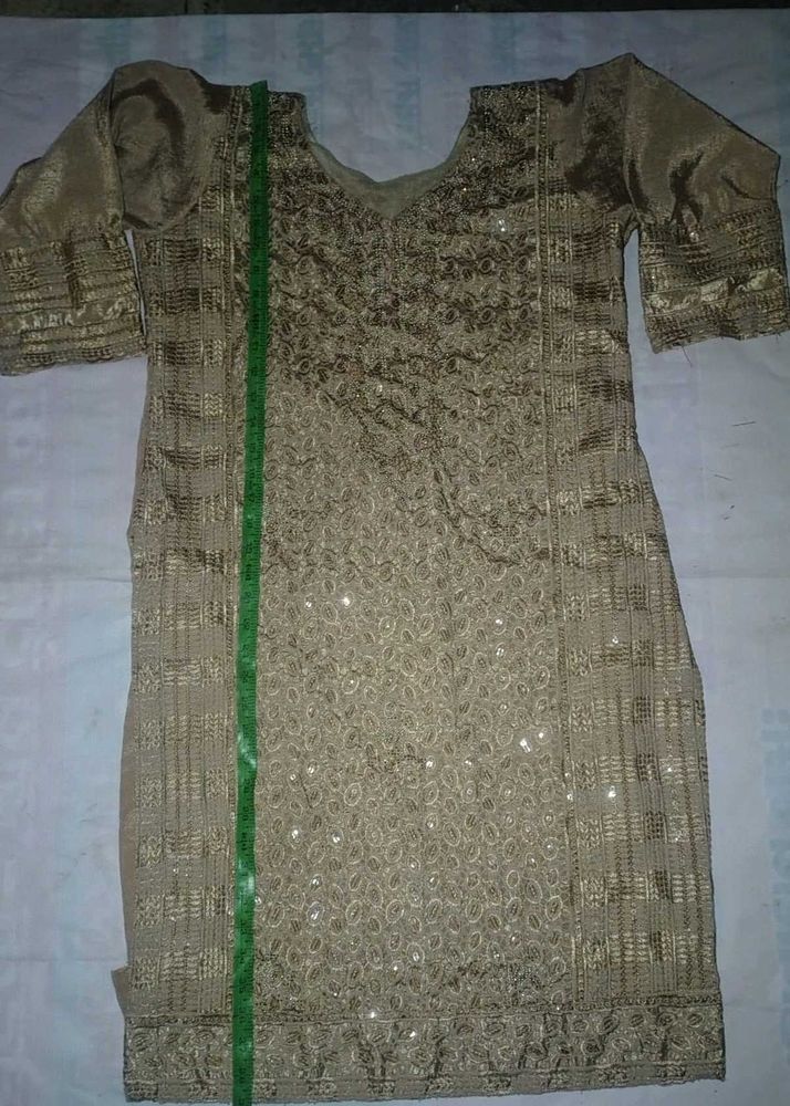 Elegant Pakistani suite