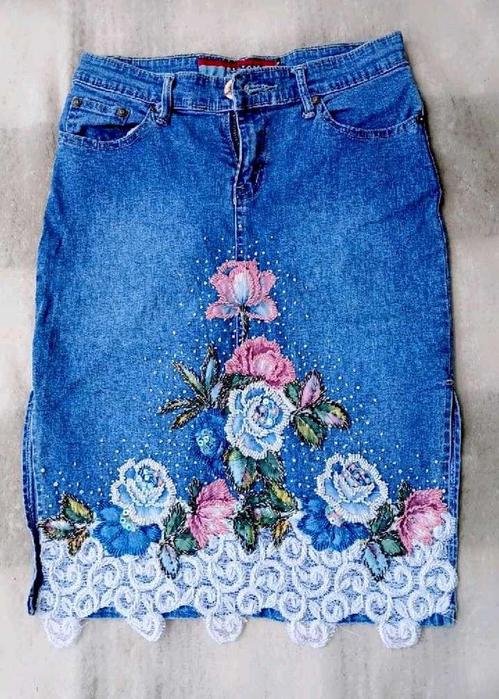 Floral Denim Skirt ( size M )