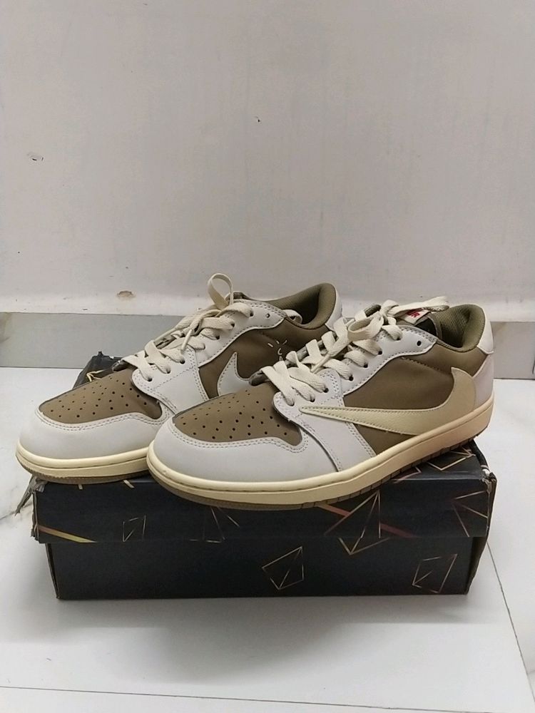 NIKE TRAVIS SCOTT SHOE IN CREAM