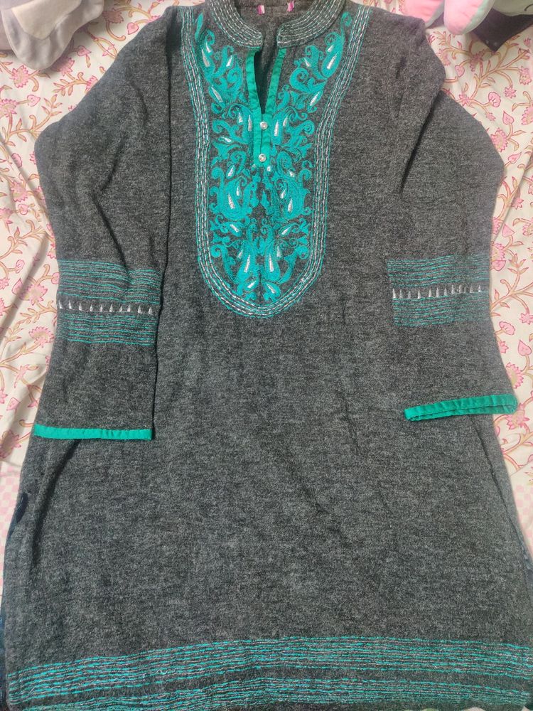 Woolen Kurta With Embroidrery (40)