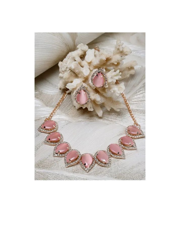 I’m selling a jewellery set … that is pink shade