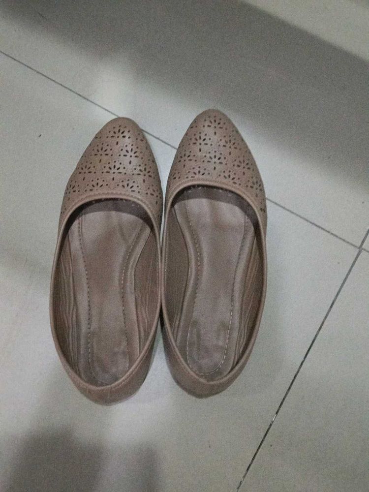 heavily used Beige Ballerinas