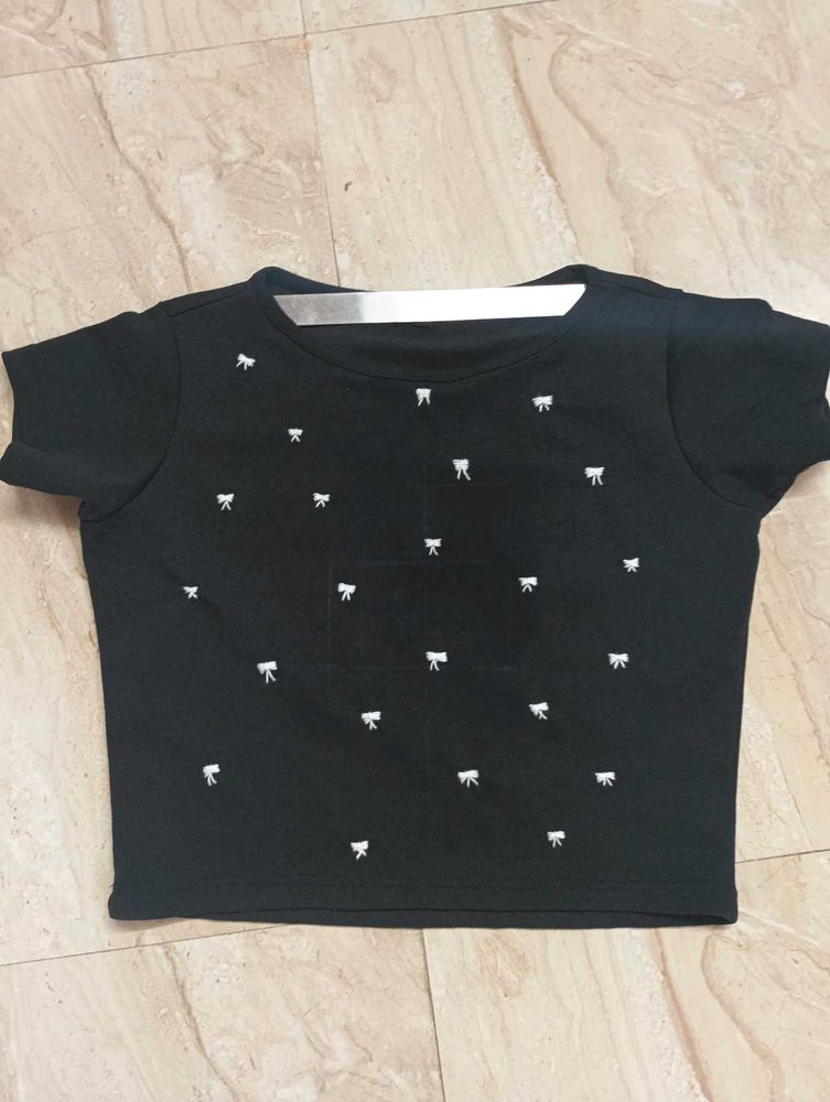 BOW EMBROIDERED BLACK TOP.