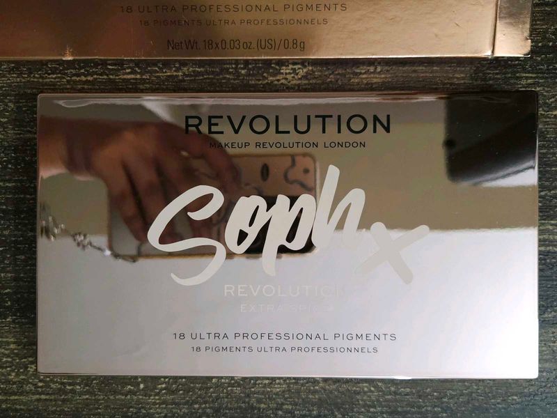 Makeup Revolution X Sophx Eyeshadow Palette! 🌶️
