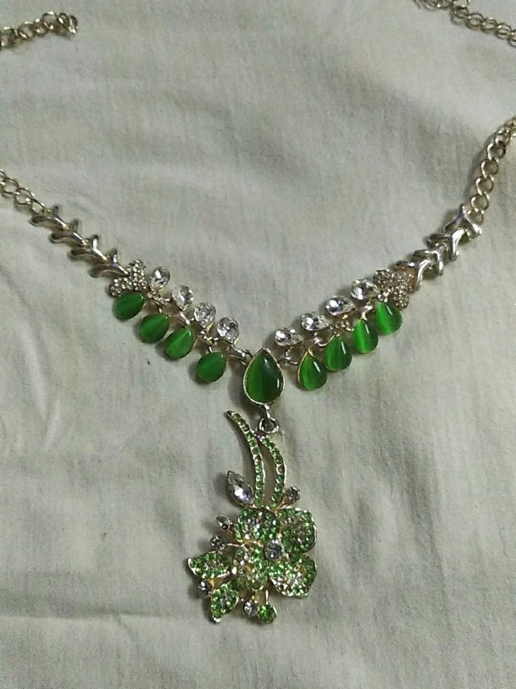 Elegant Green Floral Necklace