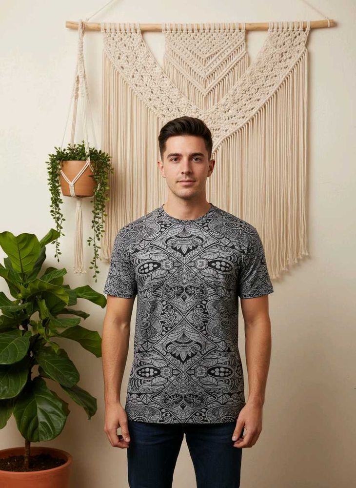 M/L Patterned T-Shirt Max Chest Size 42 inches